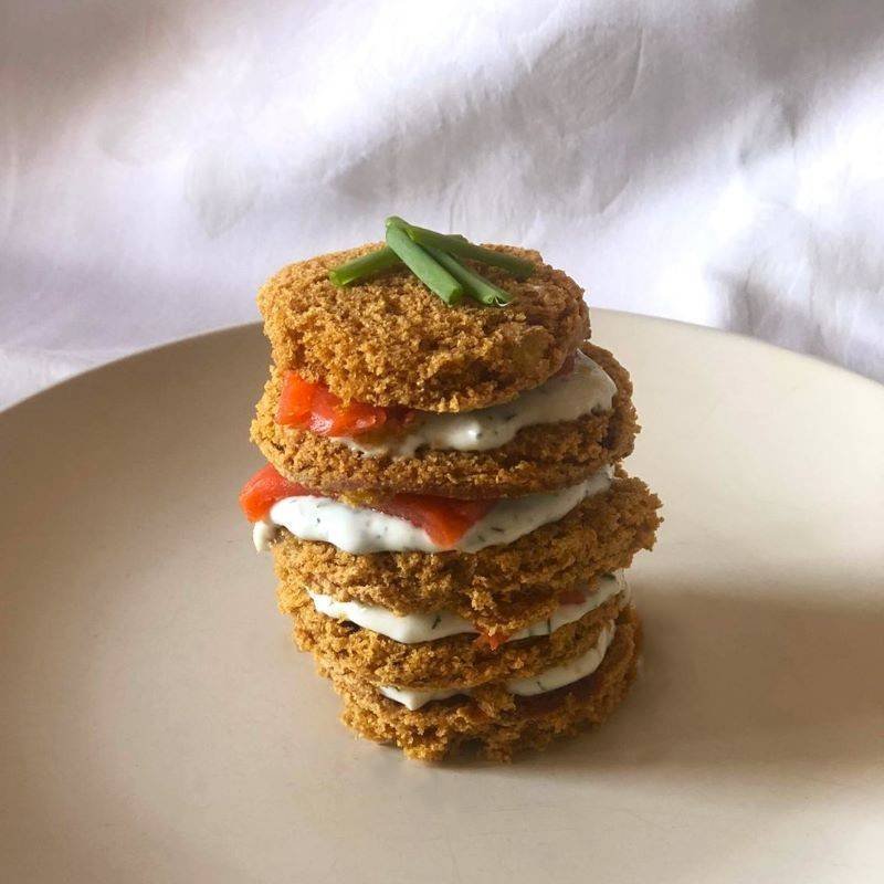 Mille feuilles de pain d'épices au saumon fumé | De Chandeau