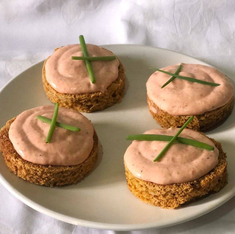 Recette de toast de pain d'épices au saumon fumé, apéritif festif facile et gourmand proposée par de chandeau